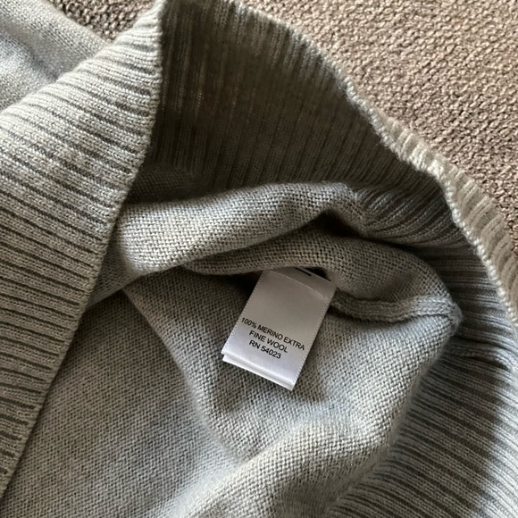Banana Republic XL Extra Fine Merino Wool Gray V-Neck Sweater - Picture 4 of 5